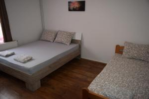 Mały pokój z łóżkiem, łóżkiem i poduszką w obiekcie Apartment Antić w mieście Sokobanja
