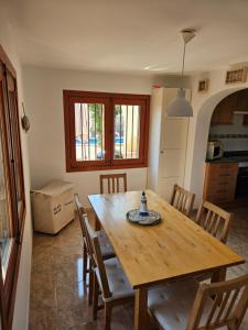 cocina con mesa de madera y sillas en una habitación en Casa Heli 2 en Puerto de Alcúdia
