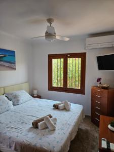 um quarto com duas toalhas numa cama em Casa Heli 2 em Port d'Alcudia