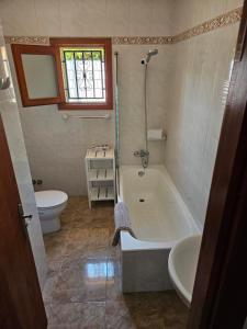 un bagno con vasca, WC e lavandino di Casa Heli 2 a Port d'Alcudia Altre 22 foto