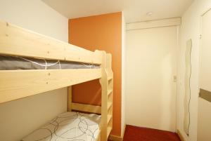 a small room with a bunk bed in it at Appartement les 2 alpes 1800 départ /retour skis aux pieds in Les Deux Alpes