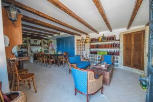 sala de estar con sillas azules y mesa en Suite con Bagno in villa esclusiva - Urbino, en Urbino