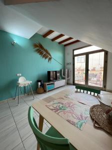 salon ze stołem i niebieską ścianą w obiekcie Casa Gino w mieście Cotillo