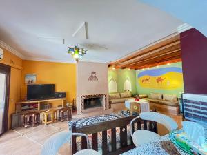 sala de estar con sofá y chimenea en Dar Jamila Agafay - Ait Imour, en Marrakech