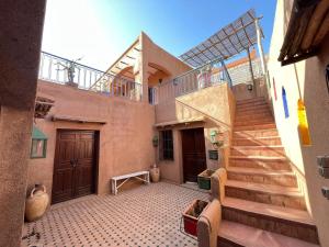 un corridoio di una casa con scale e balcone di Dar Jamila Agafay - Ait Imour a Marrakech
