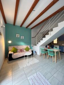 salon z kanapą i stołem w obiekcie Casa Gino w mieście Cotillo