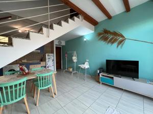 salon z niebieskimi ścianami, stołem i krzesłami w obiekcie Casa Gino w mieście Cotillo