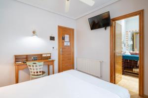 Кровать или кровати в номере Hotel Alda Puerta Del Sol