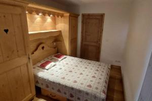 a small bedroom with a bed and a sink at Paradiski bel appartement rénové plan peisey in Peisey-Nancroix