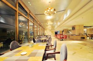 a dining room with a long table and chairs at Wenchang Waika Hotel in Wenchang