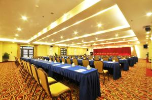 a large banquet hall with tables and chairs in it at Wenchang Waika Hotel in Wenchang +70 photos