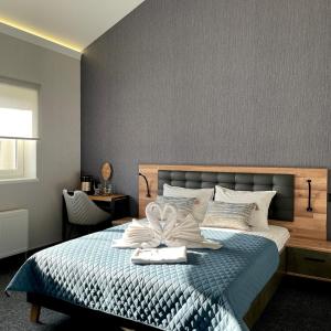 1 dormitorio con cama con almohada de mariposa en Hotel Nivki, en Kiev