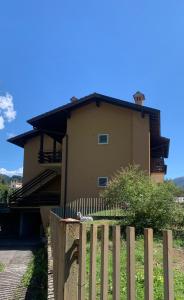 una casa con una valla delante de ella en Dimora Sofia, en Rovetta