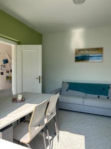 um quarto com uma cama, uma mesa e cadeiras em Sebino Holiday Home em Monte Isola