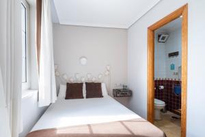 Кровать или кровати в номере Hotel Alda Puerta Del Sol
