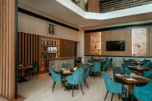 restauracja z drewnianymi stołami i niebieskimi krzesłami w obiekcie St George Beach Hotel & Spa Resort w Pafos