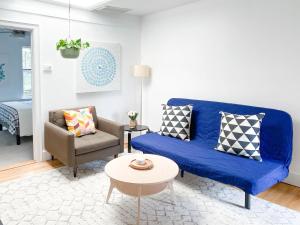 sala de estar con sofá azul y mesa en Charming 2nd Fl Retreat, Heart of Capitol Hill, en Washington