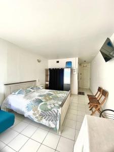1 dormitorio con 1 cama y TV. en Apt T1,bien situé Anse Mitan Trois Ilets en Les Trois-Îlets