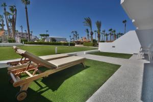 - un lit sur le côté d'une maison dans l'établissement St George Beach Hotel & Spa Resort, à Paphos