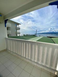 a tennis court on a balcony of a house at Apt T1,bien situé Anse Mitan Trois Ilets in Les Trois-Îlets