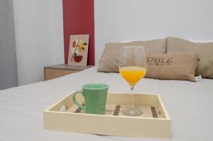 ein Tablett mit einem Glas Orangensaft und einem Getränk in der Unterkunft LA MEJOR ESTADIA EN SANTIAGO DEL ESTERO in Santiago del Estero