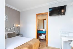 Кровать или кровати в номере Hotel Alda Puerta Del Sol