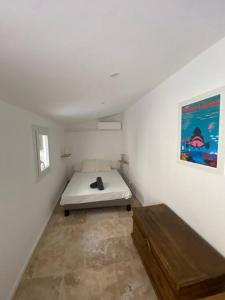 - une chambre blanche avec un lit dans l'établissement Superbe appartement à 5 minutes à pied de la mer, à Toulon