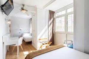 Кровать или кровати в номере Hotel Alda Puerta Del Sol