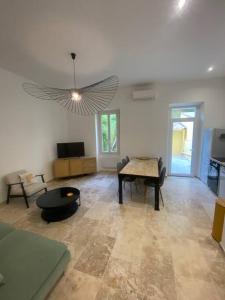 a living room with a couch and a table at Superbe appartement à 5 minutes à pied de la mer in Toulon