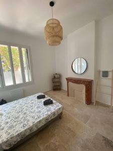 a bedroom with a bed and a fireplace and a mirror at Superbe appartement à 5 minutes à pied de la mer in Toulon