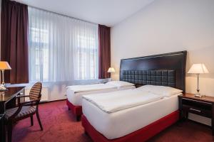 Rúm í herbergi á EA Hotel Tosca