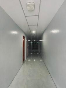 um corredor vazio num edifício de escritórios com tecto em A and A Bed and Breakfast Inn powered by Cocotel em Legazpi