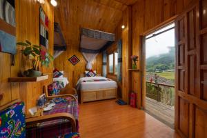 een slaapkamer met een bed en een raam in een kamer bij SaPa Farmer House in Sa Pa