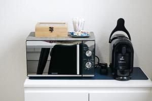 einem schwarzen Toaster, der auf einer Theke sitzt in der Unterkunft Die ideale Wohnung in Solingen