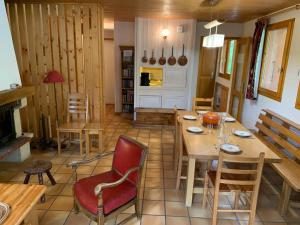 a dining room with a wooden table and chairs at Paradiski proche des pistes plan peisey in Peisey-Nancroix