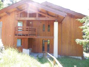 a large wooden house with a balcony on it at Paradiski proche des pistes plan peisey in Peisey-Nancroix