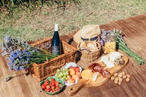 un picnic con una cesta de comida y una botella de vino en Quinta das Murgas, en Bucelas