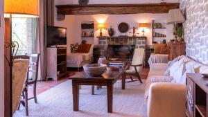 - un salon avec une table et une cheminée dans l'établissement Quinta das Murgas, à Bucelas