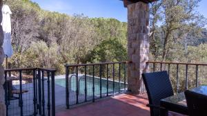 een balkon van een huis met een zwembad bij Quinta das Murgas in Bucelas