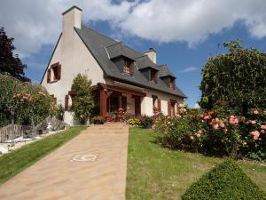 una casa con un sentiero di fronte di Chambre d'Hôtes Broualeuc a Saint-Potan