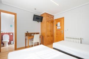 Кровать или кровати в номере Hotel Alda Puerta Del Sol