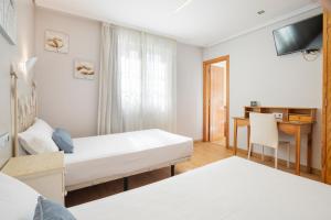 Кровать или кровати в номере Hotel Alda Puerta Del Sol