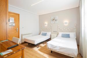 Кровать или кровати в номере Hotel Alda Puerta Del Sol