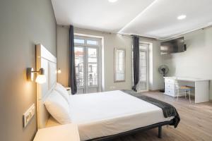 Кровать или кровати в номере Hotel Alda Puerta Del Sol