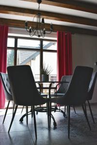 Część wypoczynkowa w obiekcie Apartamenty Wilcza Knieja