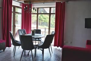 Telewizja i/lub zestaw kina domowego w obiekcie Apartamenty Wilcza Knieja