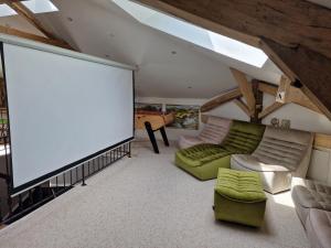 una sala de estar con una gran pantalla en el techo en Chambre de charme dans maison de maître, en Montauban