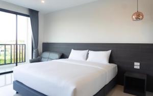 Postel nebo postele na pokoji v ubytování Mountain&Sea Hotel Prachuap