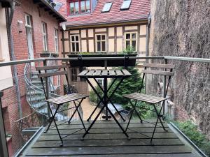 d'une table et de deux chaises sur un balcon. dans l'établissement Wohnung in direkter Innenstadtlage, à Potsdam