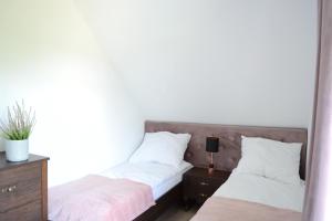 Łóżko lub łóżka w pokoju w obiekcie Apartamenty Wilcza Knieja